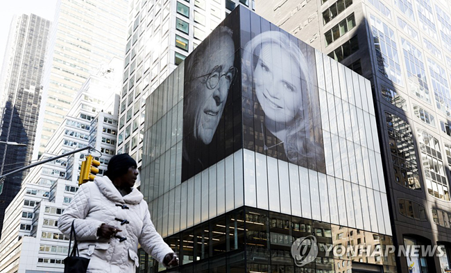 2019년 3월 뉴욕 최고급 아파트에 걸린 부동산 재벌 해리 매클로와 새 아내 퍼트리샤의 사진[EPA=연합뉴스]