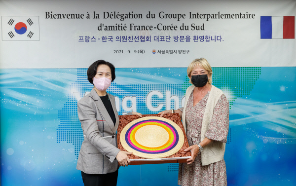 김수영 양천구청장이 9일 구청에서 카트린 뒤마 한국-프랑스 의원친선협회장에게 화문석 방석을 전달하며 기념촬영을 하고 있다.