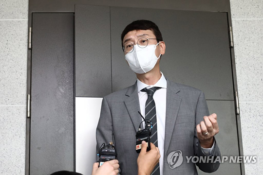 (서울=연합뉴스) 고위공직자범죄수사처가 10일 윤석열 전 검찰총장의 ‘고발 사주’ 의혹과 관련해 국민의힘 김웅 의원의 국회 의원회관 사무실 압수수색에 들어간 가운데, 김웅 의원이 사무실 앞에 잠시 나와 입장을 밝히고 있다. [국회사진기자단]