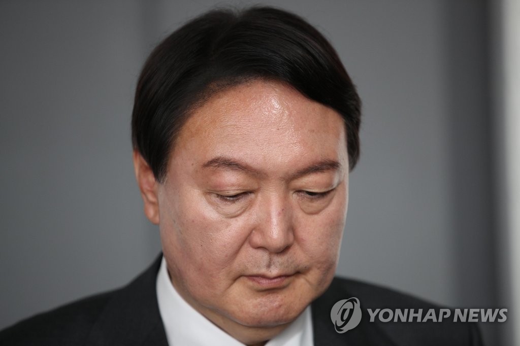 (서울=연합뉴스) 사진은 10일 서울 금천구 즐스튜디오에서 열린 국민의힘 대선 경선 후보 ‘국민 시그널 면접’에 참가한 윤석열 후보가 자신의 차례를 기다리고 있는 모습. [국회사진기자단] t