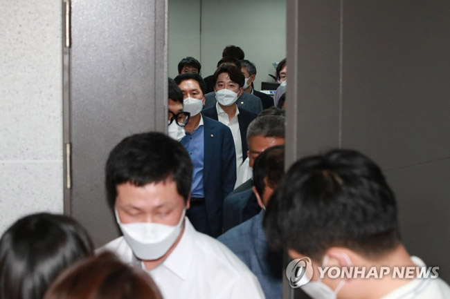 윤석열 전 검찰총장의 이른바 ‘고발 사주’ 의혹과 관련한 핵심 당사자인 김웅 의원의 사무실에 대한 압수수색을 시도했던 고위공직자범죄수사처의 박시영 검사와 수사팀이 9월 10일 서울 여의도 국회 의원회관 김웅 의원실 사무실에서 압수수색을 중단하고 철수하자 국민의힘 이준석 대표, 김기현 원내대표 등이 지켜보고 있다. [국회사진기자단]