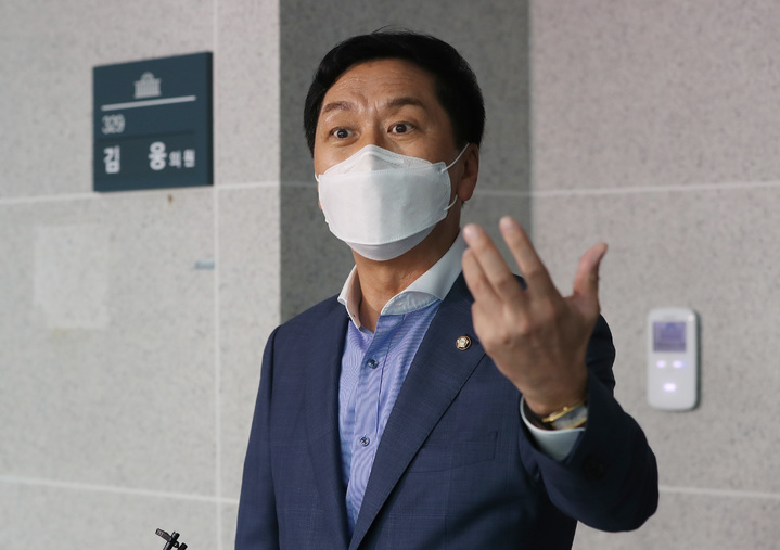 [서울=뉴시스] 김기현 국민의힘 원내대표가 10일 고위공직자범죄수사처(공수처)가 ‘검찰 고발 사주’ 의혹 관련해 압수수색을 하고 있는 서울 영등포구 국회의원회관 김웅 국민의힘 의원실에서 나와 취재진의 질문에 답하고 있다.