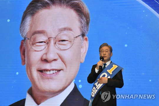 (대구=연합뉴스) 더불어민주당 대선 경선 후보인 이재명 경기지사가 11일 오후 대구 수성구 호텔인터불고 컨벤션홀에서 열린 대선 후보자 선출을 위한 대구·경북 합동 연설에서 정견을 밝히고 있다. 2021.9.11