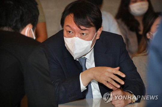 (서울=연합뉴스) 국민의힘 윤석열 대선 경선 예비후보가 12일 서대문구 신촌 UCU 라운지에서 열린 청년 싱크탱크 토크콘서트 ‘청년 희망을 해킹하라’에 참석, 관계자와 대화하고 있다. 2021.9.12 [국회사진기자단]