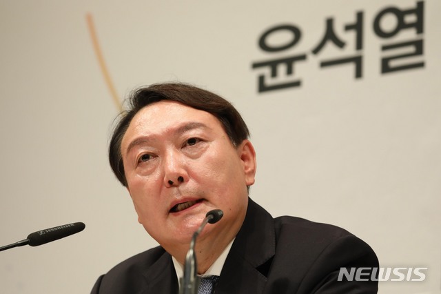 [서울=뉴시스]윤석열 전 검찰총장이 지난 6월29일 오후 서울 서초구 매헌 윤봉길 의사 기념관에서 대선출마 선언을 마친 뒤 취재진들의 질문에 답하고 있다. 2021.06.29