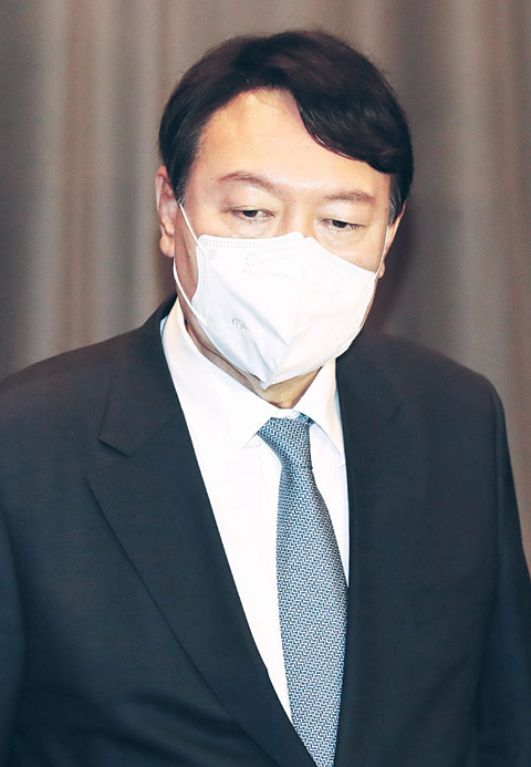 국민의힘 대선 주자인 윤석열 전 검찰총장이 12일 서울 여의도 글래드호텔에서 ‘고발 사주 의혹’과 관련해 국가정보원 개입 의혹 등에 대한 입장을 밝히고 있다. 뉴시스