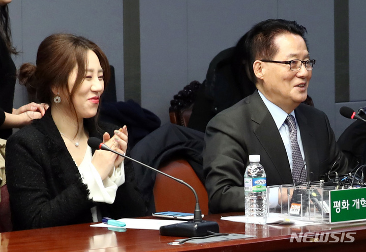 【서울=뉴시스】지난 2018년 1월 12일 오전 서울 여의도 국회 의원회관 제2세미나실에서 열린 국민의당지키기운동본부 전체회의에 참석한 박지원 의원이 동료 의원들에게 인사를 하고 있다. 왼쪽은 고발사주 의혹 제보자인 조성은 당시 국민의당 비대위원.(뉴시스 자료사진) 2021.08.12.