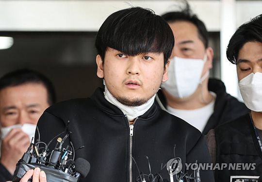 서울 노원구 아파트에서 ‘세 모녀’를 살해한 혐의를 받는 김태현이 지난 4월 9일 오전 검찰로 송치되기 위해 서울 도봉경찰서에서 나오다 마스크를 벗고 있다.[연합뉴스 자료사진]