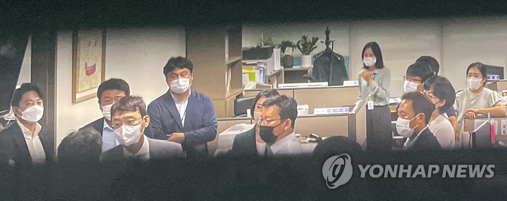 윤석열 전 검찰총장의 이른바 ‘고발 사주’ 의혹과 관련한 핵심 당사자인 국민의힘 김웅 의원이 지난 10일 서울 여의도 국회 의원회관 자신의 사무실에서 압수수색 나온 고위공직자범죄수사처 수사관들에게 항의하고 있다. 2021.9.10 [국회사진기자단]