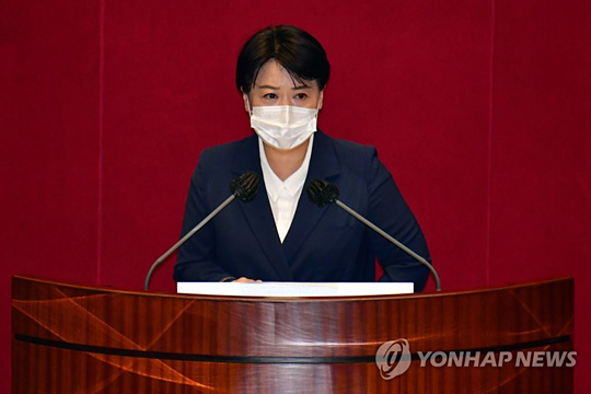 (서울=연합뉴스)  국민의힘 윤희숙 의원이 13일 국회 본회의에서 열린 본인의 사직안 표결에 앞서 신상 발언을 하고 있다. 2021.9.13 [국회사진기자단]