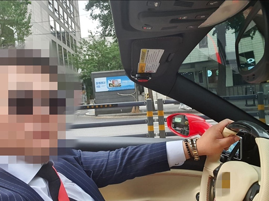 수산업자를 사칭한 116억대 사기범 김모(43·구속)씨의 SNS에 올라온 외제차를 탄 김씨의 모습. [김씨 SNS 캡처. 재판매 및 DB 금지]
