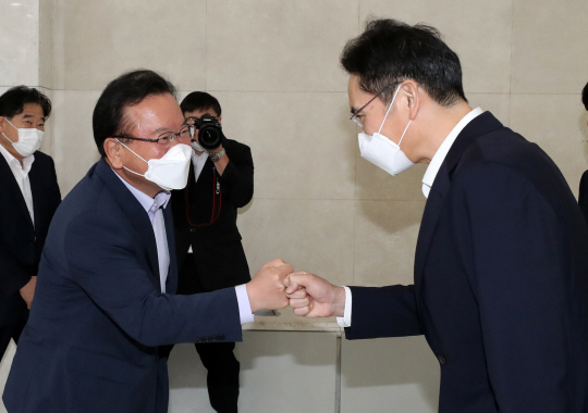 김부겸(왼쪽) 국무총리가 14일 오전 서울 강남구 역삼동 멀티캠퍼스에서 열린 ‘삼성 청년 소프트웨어 아카데미(SSAFY)’ 교육 현장을 찾아 이재용 삼성전자 부회장과 인사를 나누고 있다. 삼성은 정부가 추진하는 청년 일자리 프로젝트인‘청년희망 ON 프로젝트’ 사업에 KT에 이어 2호 기업으로 참여했다.  김호웅 기자
