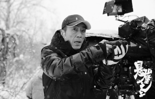 촬영 카메라 옆에 선 장이머우 감독.