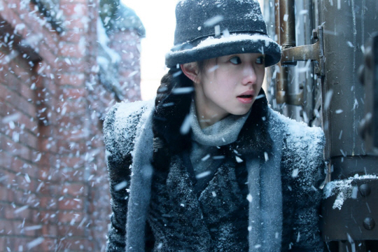 4명의 공작조 중 막내 격인 샤오란 역의 류하오춘. 그는 가냘프면서도 단호한 이미지로 궁리, 장쯔이를 이어 장이머우 감독 작품의 새로운 히로인으로서의 역할을 톡톡히 했다.