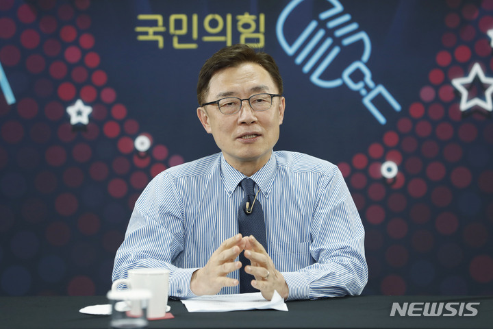 [서울=뉴시스] 최재형 국민의힘 대선 경선 예비후보가 12일 서울 여의도 중앙당사에서 경선 예비후보 12명을 대상으로 열린 유튜브 라이브 방송 ‘올데이 라방’에 출연해 질문에 답변하고 있다. 2021.09.12.
