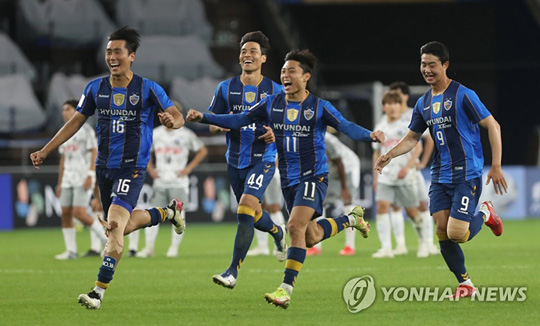 (울산=연합뉴스) 14일 울산 문수축구경기장에서 열린 2021 아시아축구연맹(AFC) 챔피언스리그(ACL) 16강 울산 현대와 가와사키 프론탈레의 경기에서 승부차기로 승리한 울산 선수들이 환호하고 있다. 2021.9.14