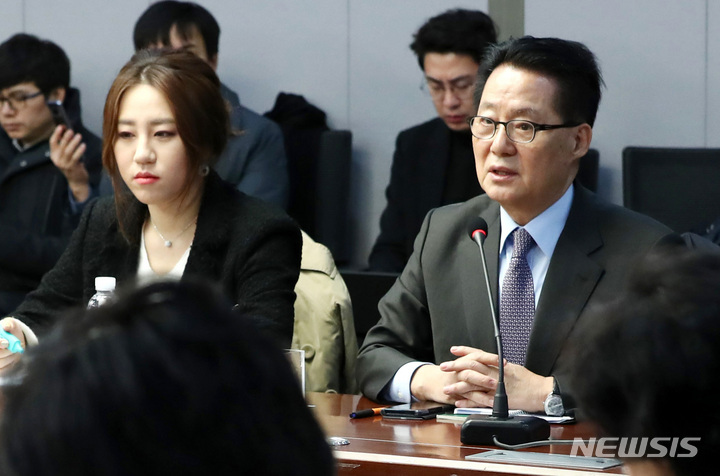 【서울=뉴시스】지난 2018년 1월 12일 오전 서울 여의도 국회 의원회관 제2세미나실에서 열린 국민의당지키기운동본부 전체회의에 참석한 박지원 의원이 동료 의원들에게 인사를 하고 있다. 왼쪽은 고발사주 의혹 제보자인 조성은 당시 국민의당 비대위원. (뉴시스 자료사진) 2021.08.12. 20