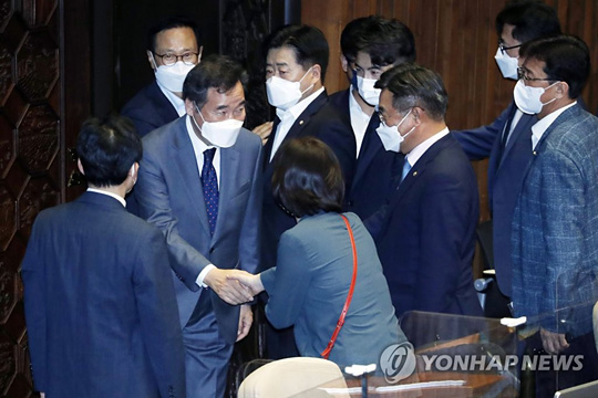 (서울=연합뉴스) 더불어민주당 이낙연 대선 경선 후보가 15일 국회 본회의에서 자신의 사직안이 가결된 뒤 동료 의원들과 인사하고 있다. 2021.9.15 [국회사진기자단]