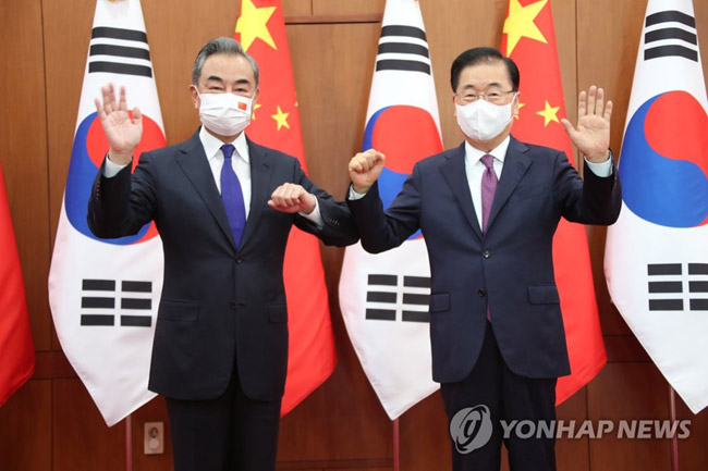 (서울=연합뉴스) 김승두 기자 = 정의용 외교부 장관(오른쪽)과 왕이(王毅) 중국 외교담당 국무위원 겸 외교부장이 15일 오전 서울 종로구 외교부 청사에서 열린 한중 외교장관회담에 앞서 기념 촬영을 하고 있다.