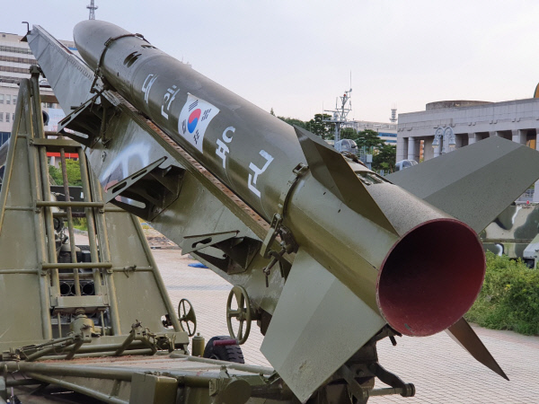 국산 잠수함발사탄도미사일(SLBM)의 원조격으로 ADD가 1974년 개발한 국산 첫 로켓 홍능-1호. 오는 11월 전쟁기념관 야외 ‘미사일존’에 전시되 일반에 공개될 예정이다. 디펜스타임즈 제공