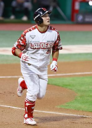 SSG 랜더스 최주환이 15일 인천 SSG 랜더스필드에서 열린 프로야구 한화 이글스와 홈경기 1회에 투런 홈런을 기록한 뒤 타구를 바라보고 있다. [SSG 랜더스 제공. 재배포 및 DB금지]