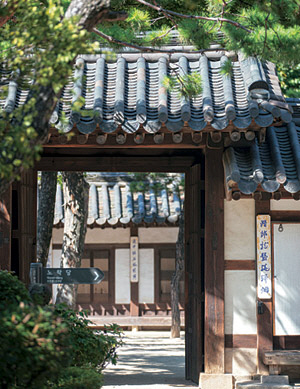 운현궁에서는 해설사가 곳곳에 걸린 주련의 글귀도 설명해준다.