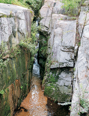 시범아파트를 철거하면서 복원한 수성동 계곡.