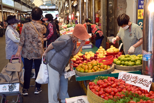 서울 동대문구 제기동 경동시장에서 추석 장을 보러 나온 시민이 추석 연휴를 앞둔 16일 오전 제수 용품의 가격을 물어보면서 구입을 망설이고 있다.  신창섭 기자