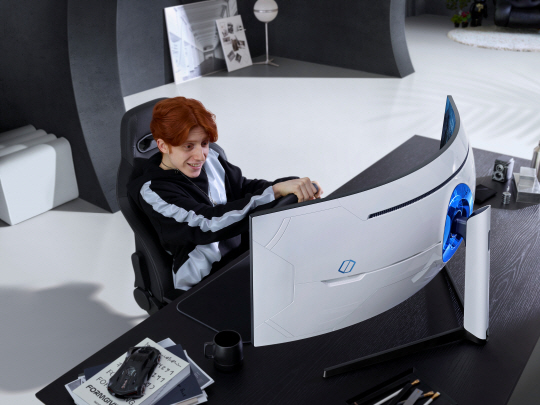 삼성전자 모델이 업계 최초로 커브드 게이밍 모니터에 미니 발광다이오드(LED)를 적용한 ‘오디세이 네오 G9’을 체험하고 있다.  삼성전자 제공