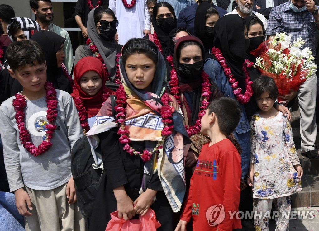 파키스탄 도착한 아프간 여자 청소년 축구팀과 가족들[AP=연합뉴스]