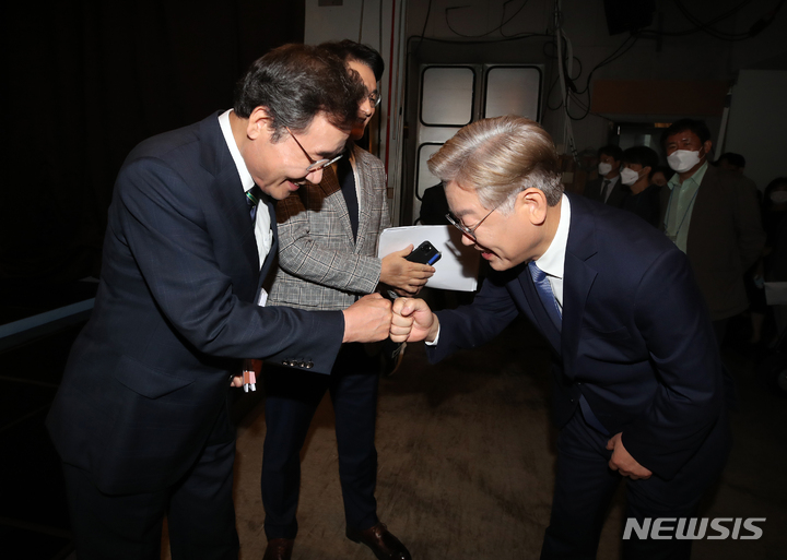 [대구=뉴시스] 이재명 더불어민주당 대선 경선 후보가 7일 오후 대구 수성구 TBC에서 열린 제20대 대통령선거 경선 후보 토론회에 앞서 이낙연 후보와 주먹인사를 하고 있다. 2021.09.07.