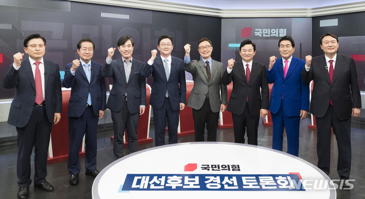 [서울=뉴시스] 국회사진기자단 = 국민의힘 대선 경선 예비후보들이 16일 서울 중구 TV조선에서 열린 방송토론회 전 기념촬영을 하고 있다. 왼쪽부터 황교안, 홍준표, 하태경, 유승민, 최재형, 원희룡, 안상수, 윤석열 후보. 2021.09.16.