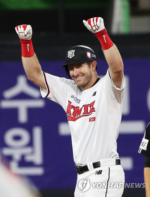 기뻐하는 kt 호잉 [연합뉴스 자료사진]