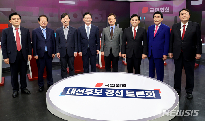 [서울=뉴시스] 국회사진기자단 = 국민의힘 대선 경선 예비후보들이 16일 서울 중구 TV조선에서 열린 방송토론회 전 기념촬영을 하고 있다. 왼쪽부터 황교안, 홍준표, 하태경, 유승민, 최재형, 원희룡, 안상수, 윤석열 후보. 2021.09.16.