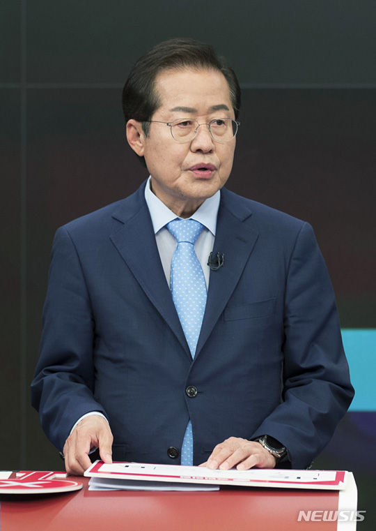 [서울=뉴시스] 국회사진기자단 = 홍준표 국민의힘 대선 경선 예비후보가 16일 서울 중구 TV조선에서 열린 방송토론회에서 토론 준비를 하고 있다. 2021.09.16.