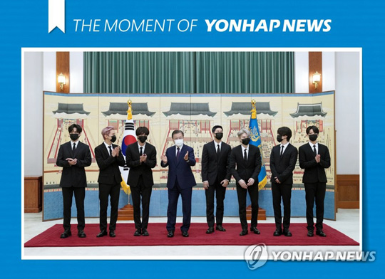 (서울=연합뉴스) 문재인 대통령이 14일 청와대에서 열린 미래세대와 문화를 위한 대통령 특별사절 임명장 수여식에서 그룹 BTS 멤버들에게 임명장을 수여하고 기념사진을 촬영하고 있다. 왼쪽부터 뷔, 제이홉, 진, 문 대통령, RM, 슈가, 지민, 정국. 2021.9.14 [THE MOMENT OF YONHAPNEWS]