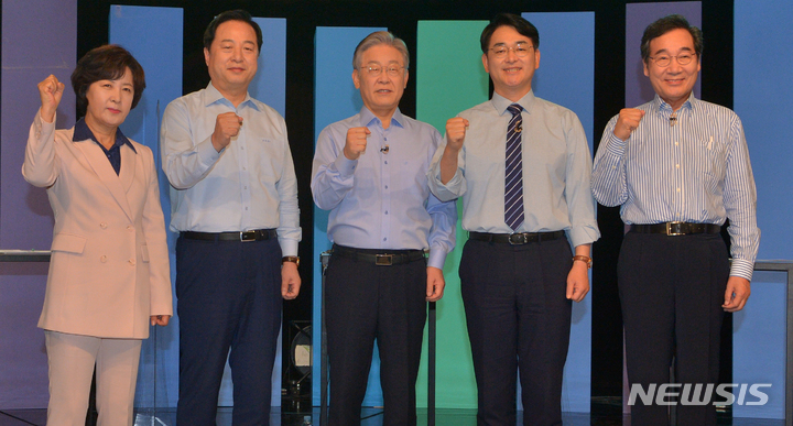 [광주=뉴시스] 더불어민주당 대권주자들이 19일 오후 광주 MBC에서 열린 제20대 대통령선거 경선 후보 토론회에 앞서 기념촬영을 하고 있다. 사진 왼쪽부터 추미애·김두관·이재명·박용진·이낙연 후보. 2021.09.19.