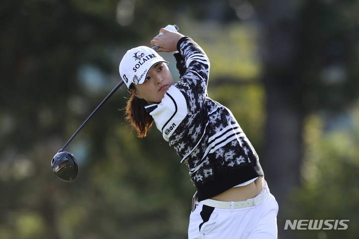 [웨스트린=AP/뉴시스] 고진영이 16일(현지시간) 미 오리건주 웨스트 린의 오리건 골프클럽에서 열린 미국여자프로골프(LPGA) 투어 캄비아 포틀랜드 클래식 첫날 2번 홀에서 티샷하고 있다. 2021.09.17.