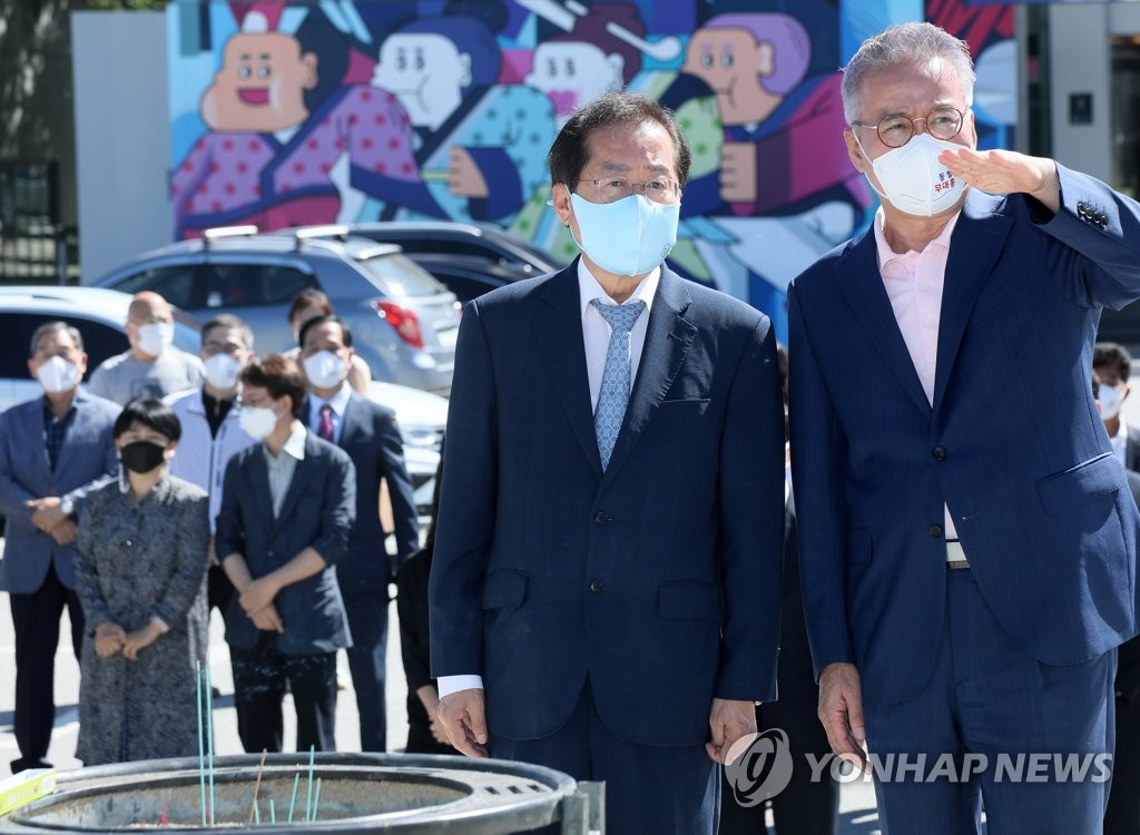 국민의힘 대권주자인 홍준표 의원이 지난 18일 경기 파주시 임진각을 찾아 당 관계자의 설명을 듣고 있다. [연합뉴스 자료사진]