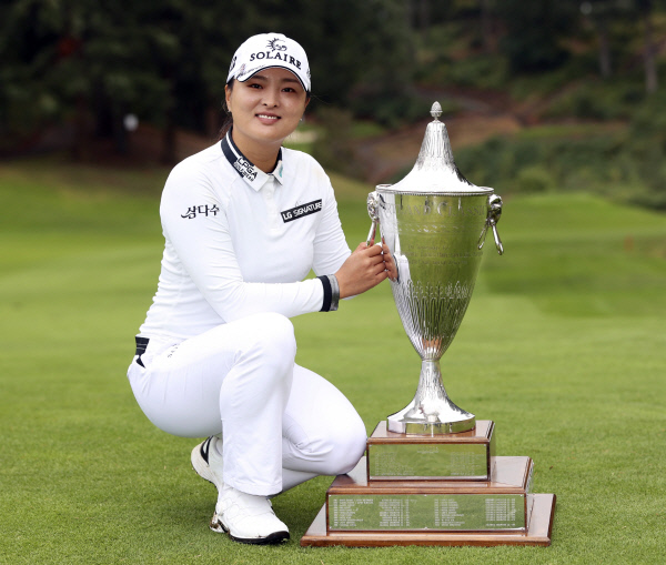 고진영이 20일(한국시간) 미국 오리건주 웨스트 린의 디 오리건 골프클럽에서 열린 LPGA투어 캄비아 포틀랜드 클래식에서 우승한 뒤 트로피와 함께 포즈를 취하고 있다. AP뉴시스