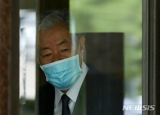 [서울=뉴시스]이경재 변호사가 11일 서울 서초구 대법원에서 최서원(개명 전 최순실)씨 두 번째 대법원 선고를 마친 후 굳은 표정으로 걸어나오고 있다. 박근혜 정부 시절 ‘국정농단’을 주도한 혐의로 재판에 넘겨진 최씨에 대해 대법원은 징역 18년형을 확정했다. 2020.06.11.