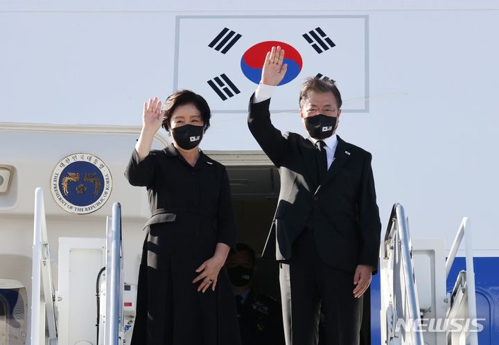 [호놀룰루=뉴시스] 문재인 대통령과 김정숙 여사가 22일(현지시간) 미국 히캄 공군기지 19번 격납고에서 열린 한미 유해 상호 인수식을 마친 후 공군 1호기에 탑승해 손인사를 하고 있다. 2021.09.23.