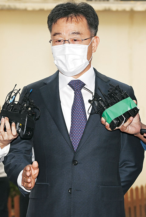 경기 성남시 대장동 개발사업에서 막대한 배당금을 받아 특혜 논란을 빚은 화천대유자산관리의 대주주 김만배 전 머니투데이 부국장이 27일 서울 용산경찰서에 참고인 신분으로 출석하면서 취재진의 질문에 답하고 있다.