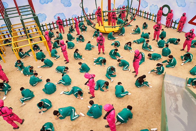 상금 456억 원을 차지하기 위해 목숨을 건 게임을 벌이는 ‘오징어 게임’은 극단의 경쟁으로 치닫는 현대 사회의 축소판이기에 글로벌 시청자들의 공감을 사고 있다.