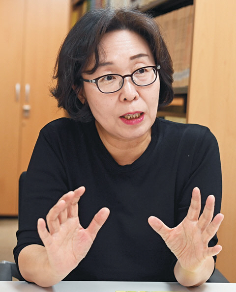 김인희 동북아역사재단 연구위원이 지난 16일 서울 서대문구 미근동 재단 사무실에서 최근 중국 역사학계의 도 넘은 ‘고대사 만들기’ 행태에 대해 설명하고 있다.   김낙중 기자