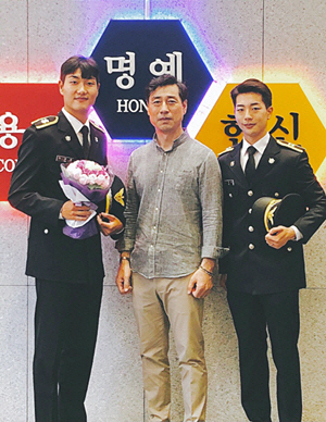 노기도(가운데) 경감과 해양경찰이 된 그의 두 아들 성찬(왼쪽)·성환 씨.