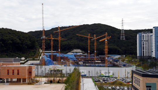 27일 오전 경기 성남시 판교 대장지구 A10(4만7783㎡) 블록에 신축공사가 한창이다. 당초 저소득층과 무주택자를 위한 국민임대 주택으로 건설하려다 신혼부부 희망타운으로 용도가 변경됐다.