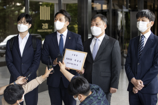 전용기(왼쪽 두 번째) 더불어민주당 의원 등 이재명 경기지사 대선 캠프 관계자들이 27일 오전 서울중앙지검에서 곽상도 의원에 대한 공직선거법 및 정보통신망법 위반 혐의 고발장을 든 채 발언하고 있다. 연합뉴스
