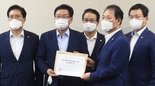 이헌승(왼쪽 두 번째) 위원장 등 국민의힘 ‘이재명 경기지사 대장동 게이트 진상조사 특별위원회’ 위원들이 27일 오전 경기 성남시청을 방문해 장영근(오른쪽 두 번째) 부시장에게 공식자료 요구서를 전달하고 있다. 국회사진기자단