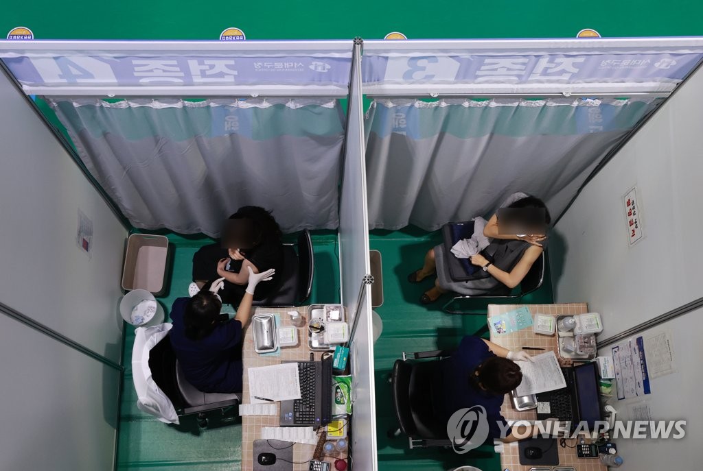 (서울=연합뉴스) 23일 서울 서대문구 북아현문화체육센터에 마련된 코로나19 백신접종센터를 찾은 시민들이 백신 접종을 하고 있다. 2021.9.23